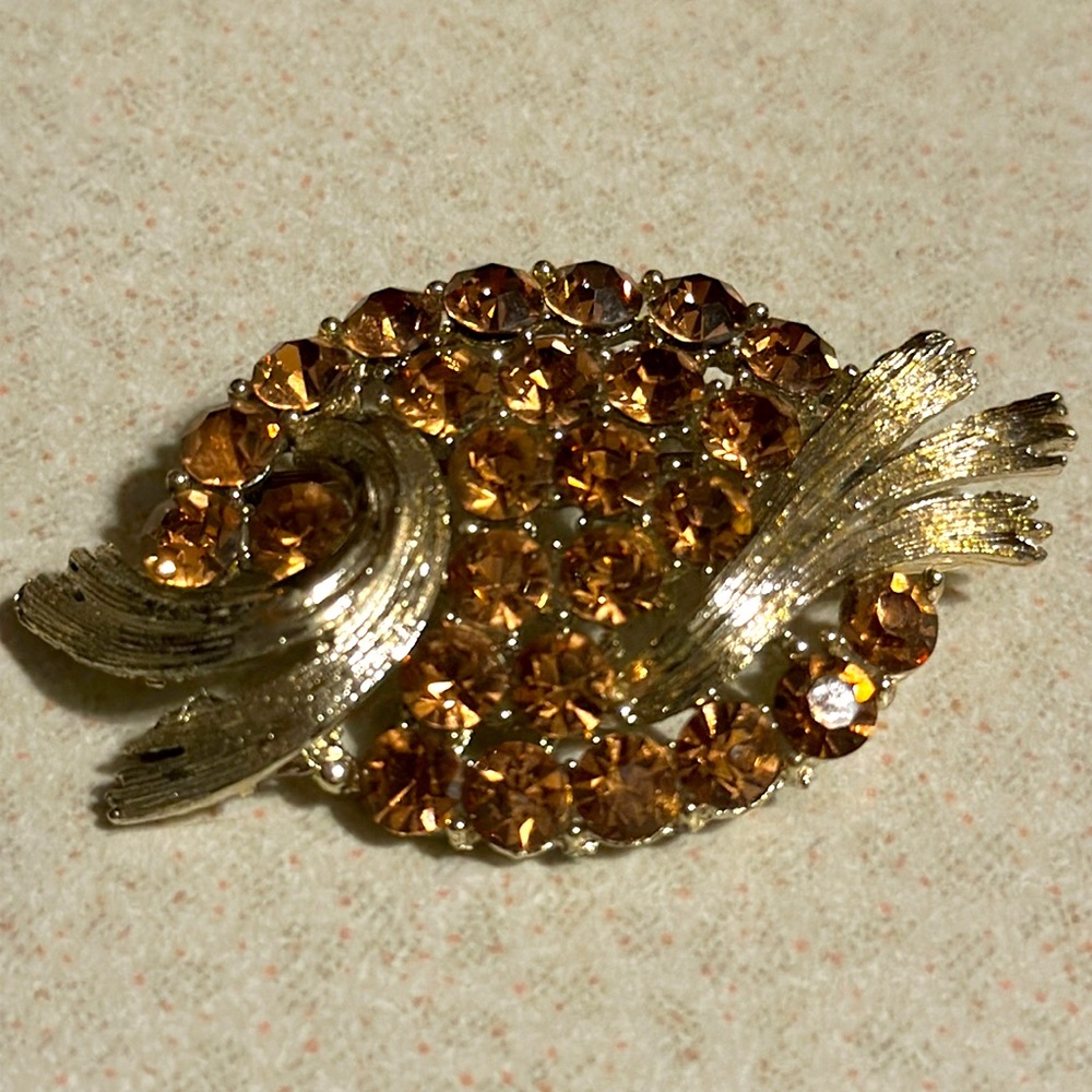 Vintage Lisner gold tone brown/amber colored rhinestone broach (698)
